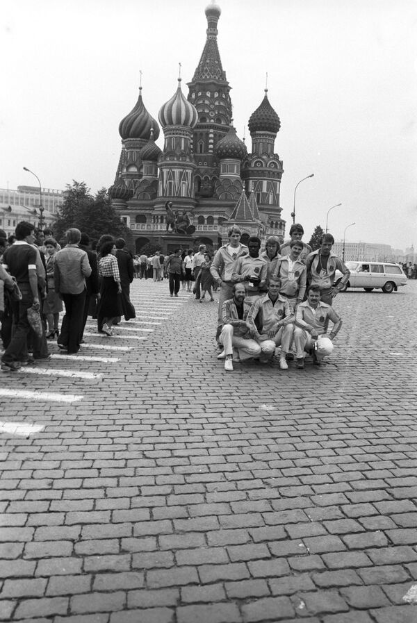 بیست و دومین بازی های المپیک، توریست های خارجی، مهمانان مسکو در میدان سرخ سال ۱۹۸۰ - اسپوتنیک ایران  