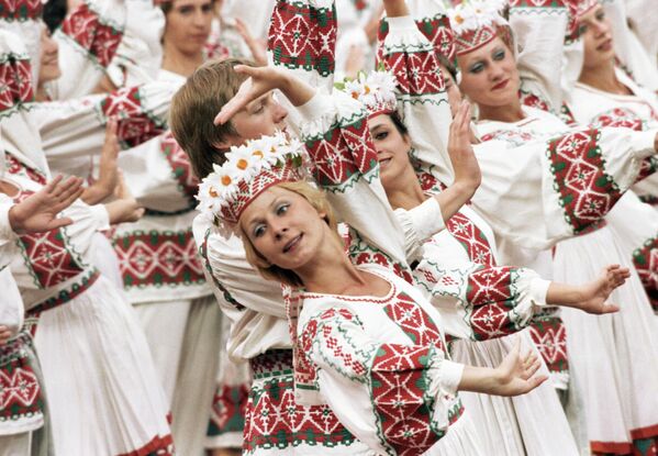 رقص ملی در مراسم افتتاحیه بازی های المپیک در مسکو، ۱۹۸۰ - اسپوتنیک ایران  