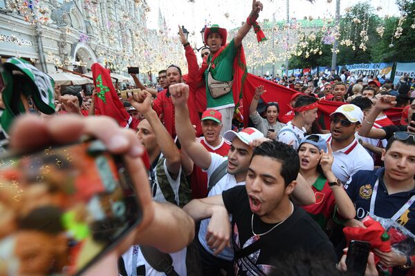 هواداران تیم ملی مراکش در خیابان نیکولسکی مسکو - اسپوتنیک ایران  