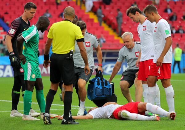 آسیب دیدگی یان بدنارک در مسابقه مرحله گروهی جام جهانی فوتبال در بازی بین تیم های لهستان و سنگال - اسپوتنیک ایران  