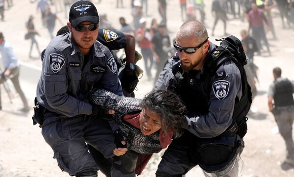 سربازان اسرائیلی ، دختربچه فلسطینی را در ساحل غربی رود اردن دستگیر کرده اند - اسپوتنیک ایران  