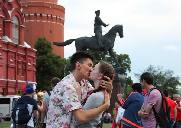 زوج عاشق در بین هواداران در میدان مانژ مسکو - اسپوتنیک ایران  