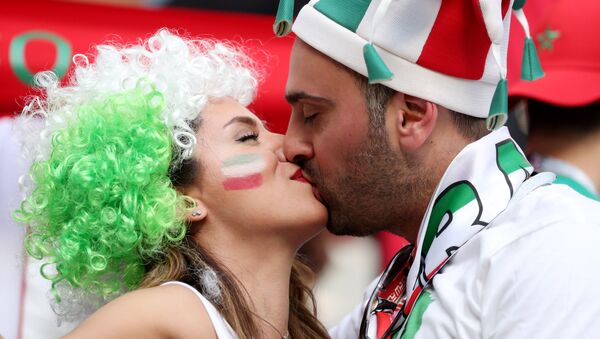 بوسه های زوج ایرانی در بازی بین ایران و مراکش - اسپوتنیک ایران  