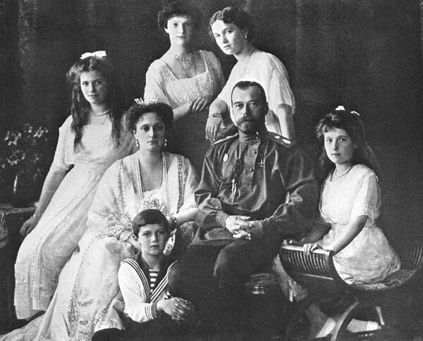 نیکلای رامانوف به همراه خانواده اش در سال 1917 - اسپوتنیک ایران  