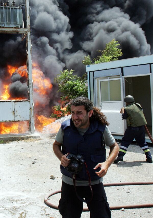 عکاس در حال عکس گرفتن از کارخانه آتشین در لبنان - اسپوتنیک ایران  