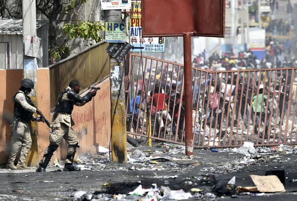 نیروهای پلیس با اسلحه به سمت معترضان به گرانی در هائیتی شلیک می کند - اسپوتنیک ایران  