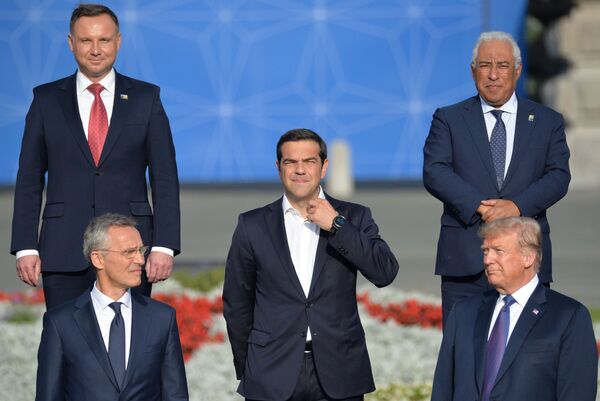 دبیر کل ناتو ینس استالتنبرگ ، نخست وزیر یونان و رئیس جمهور آمریکا ، رئیس جمهور لهستان و نخست وزیر پرتغال در اجلاس دولت های عضو ناتو در بروکسل - اسپوتنیک ایران  