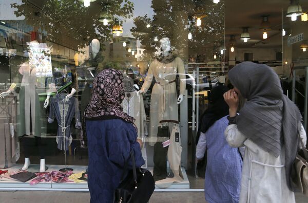 ویترین مغازه لباس فروشی در تهران ویترین مغازه لباس فروشی در تهران - اسپوتنیک ایران