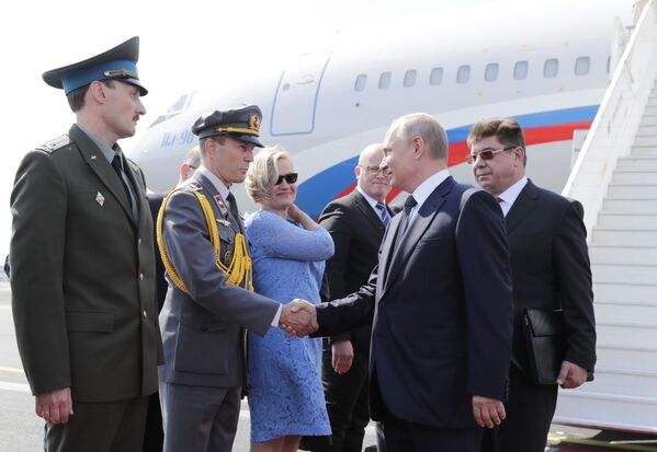 ولادیمیر پوتین رئیس جمهور روسیه در هنگام ورود به فرودگاه هلسینکی - اسپوتنیک ایران  