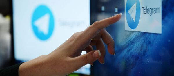 وزیر ارتباطات ایران در حال چک کردن تلگرام+ عکس - اسپوتنیک ایران  