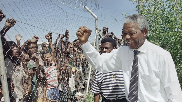 Президент Африканского национального конгресса Нельсон Мандела приветствует своих сторонников во время предвыборной президентской кампании, 1994 год - اسپوتنیک ایران  