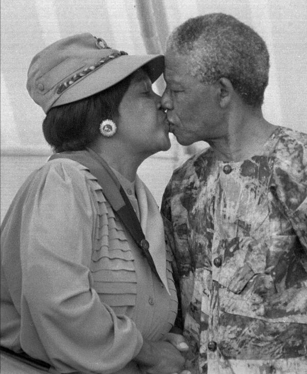نلسون ماندلا رئیس جمهور آفریقا در حال بوسیدن همسرش وینی - اسپوتنیک ایران  