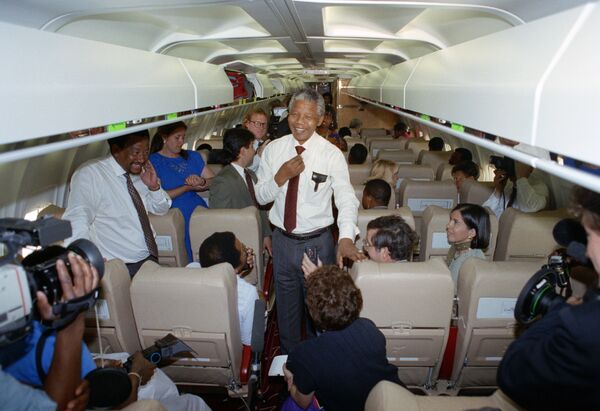 نلسون ماندلا با مردم در هواپیمایی که به سمت واشنگتن می رود، گفتگو می کند - اسپوتنیک ایران  