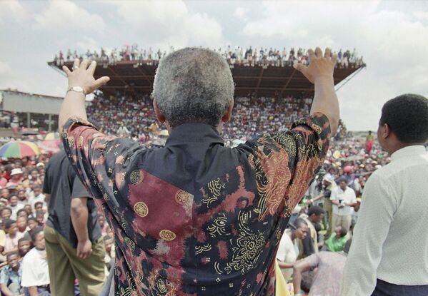 نلسون ماندلا رئیس جمهور آفریقای جنوبی به مردم در زمان سخنرانی اش  خوش آمد می گوید - اسپوتنیک ایران  