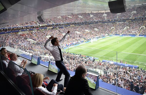 امانوئل مکرون رئیس جمهور فرانسه در مسابقه فینال جام جهانی ۲۰۱۸ در روسیه - اسپوتنیک ایران  