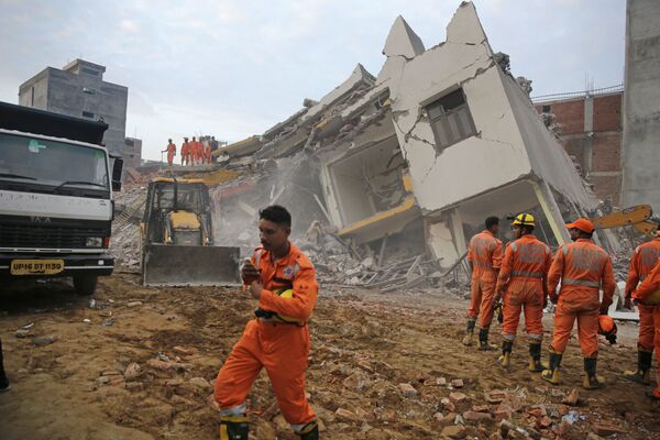 امدادگران در محل سقوط ساختمانی در هند - اسپوتنیک ایران  