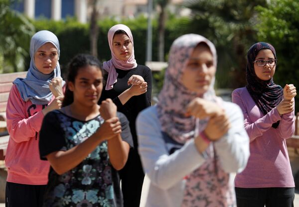 شرکت کنندگان در پارکور زنانه در اطراف قاهره - اسپوتنیک ایران  