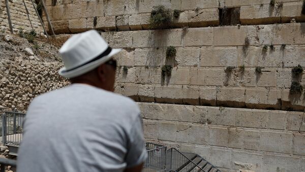 سقوط سنگ صدکیلویی دیوار ندبه به محل نیایش یهودیان - اسپوتنیک ایران  