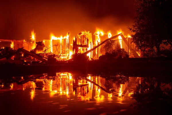 خانه گرفتار در کام آتش در زمان آتش سوزی جنگلی در کالیفرنیا - اسپوتنیک ایران  
