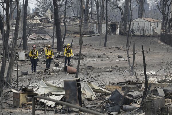 ماموران آتش نشانی در زمان آتش سوزی جنگلی در کالیفرنیا - اسپوتنیک ایران  