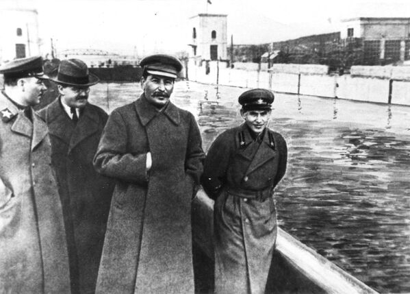 استالین با نیکلای یژوف رئیس ان کا و د که در سال 1940 تیرباران شد - اسپوتنیک ایران  