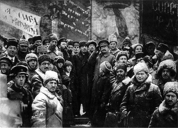 لنین در کنار ترویتسکی در تظاهرات 7 نوامبر 1919 در میدان سرخ مسکو - اسپوتنیک ایران  