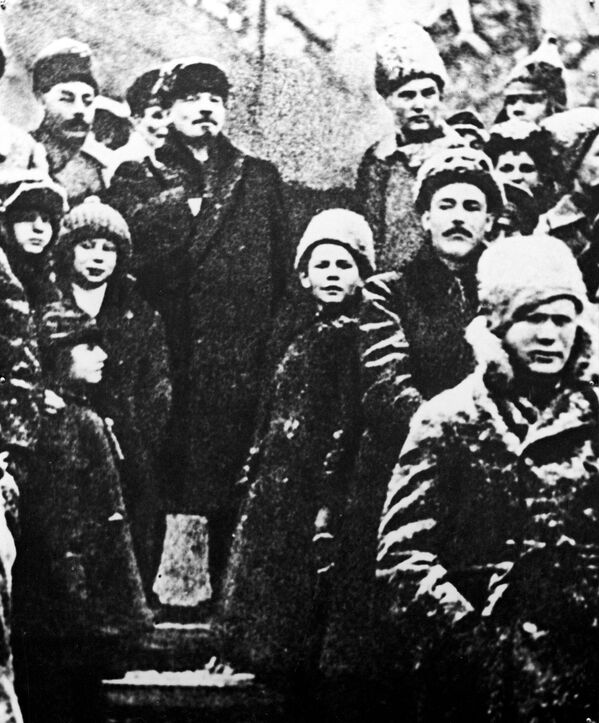 لنین در کنار بکه سیاه به جای عمس ترویتسکی در تظاهرات 7 نوامبر 1919 در میدان سرخ مسکو - اسپوتنیک ایران  