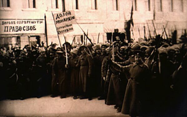 کارت پستال انقلابیون در پطروگراد در فوریه 1917 میلادی - اسپوتنیک ایران  