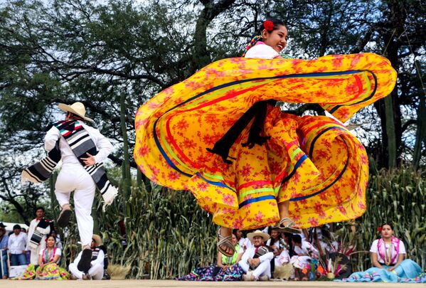 هنرنمایی رقاص در جشن ملی مکزیکی - اسپوتنیک ایران  