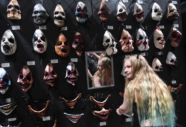 ماسک های ترسناک در فستیوال نیمه تابستانی فیلم های ترسناک - اسپوتنیک ایران  