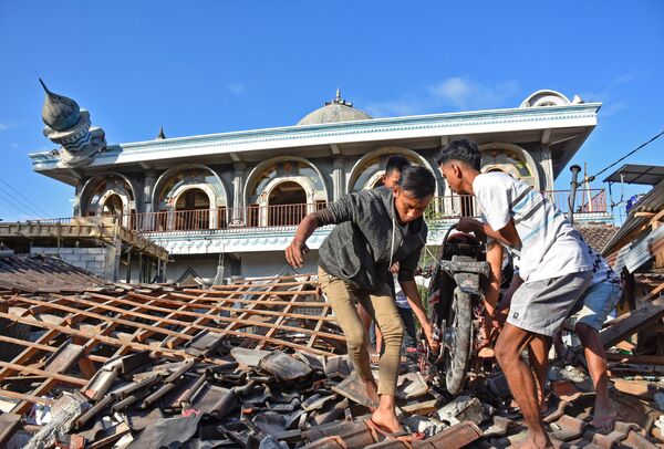 آسیب دیدگان زلزله در جزیره لومبوک اندونزی - اسپوتنیک ایران  