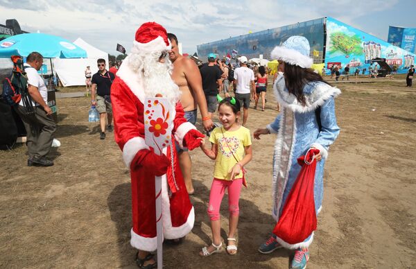 مهمانان فستیوال در لباس بابا نوئل و ملکه برفی در اختتامیه فستیوال ناشستویه 2018 - اسپوتنیک ایران  