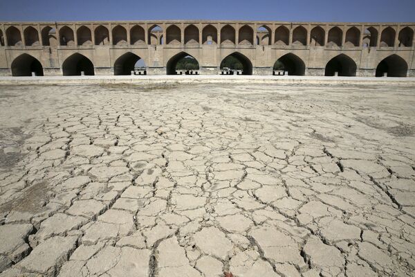 رودخانه خشک شده زاینده رود در اصفهان ، ایران - اسپوتنیک ایران  