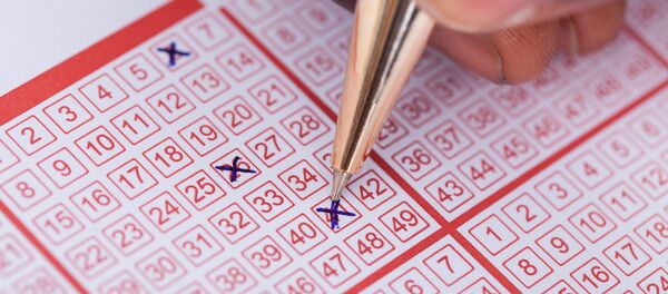 حکایت جالب بردن جایزه بزرگ پس از 20 سال خرید بلیت های بخت آزمایی  - اسپوتنیک ایران  