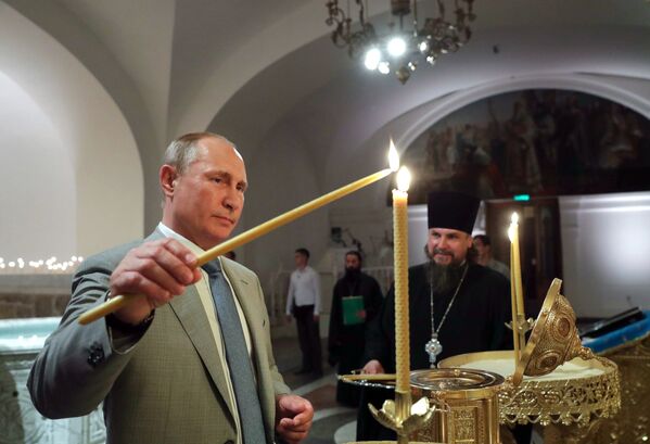 ولادیمیر پوتین رئیس جمهور روسیه در هنگام بازدید از کلیسای ولادیمیر در منطقه ی تاریخی «خرسونس تاوریچسکی« - اسپوتنیک ایران  