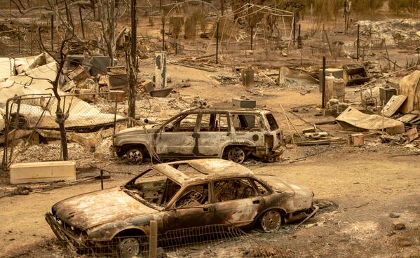 اتومبیل های سوخته پس از آتش سوزی در کالیفرنیای آمریکا - اسپوتنیک ایران  