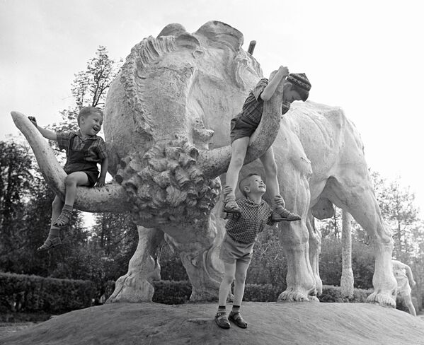 کورکان با مجسمه ها در پارک گورکی بازی می کنند - اسپوتنیک ایران  