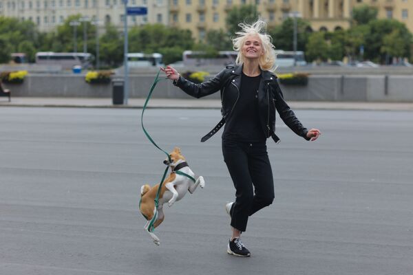 دختری با سگش مشغول گردش در پارک گورکی مسکو - اسپوتنیک ایران  