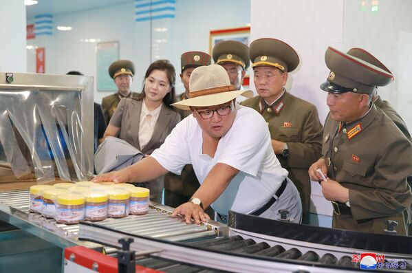 کیم جونگ اون رهبر کره شمالی در حال دیدن از کارخانه - اسپوتنیک ایران  