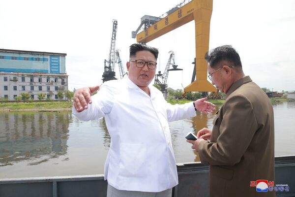 کیم جونگ اون رهبر کره شمالی در حال دیدن از اسکله «چونجین» کره شمالی - اسپوتنیک ایران  