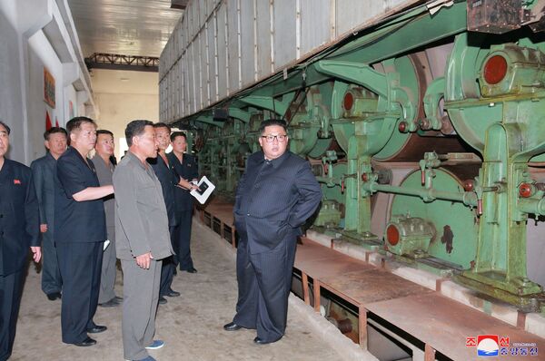 کیم جونگ اون رهبر کره شمالی در حال دیدن از کارخانه ای در سینجو کره شمالی - اسپوتنیک ایران  