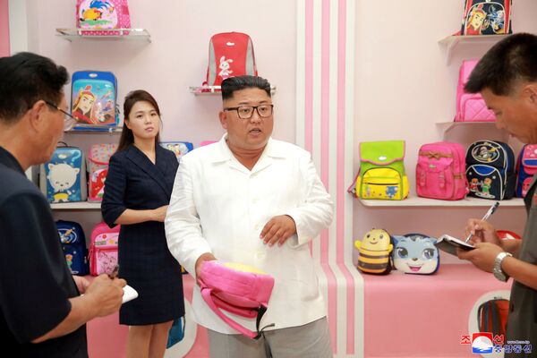 کیم جونگ اون رهبر کره شمالی و همسرش در حال دیدن از کارخانه تولید کیف - اسپوتنیک ایران  