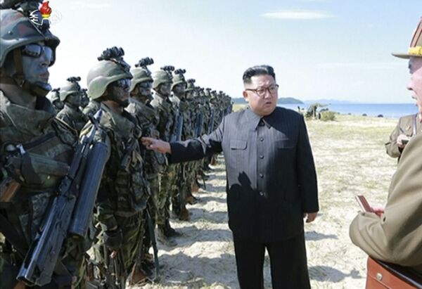 کیم جونگ اون رهبر کره شمالی در حال دادن دستوراتی به سربازان - اسپوتنیک ایران  