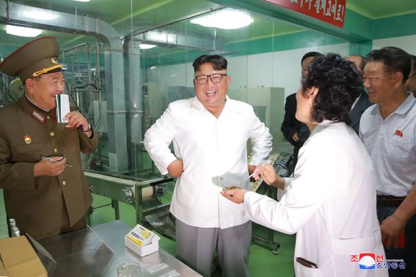 کیم جونگ اون رهبر کره شمالی در کارخانه کره شمالی - اسپوتنیک ایران  