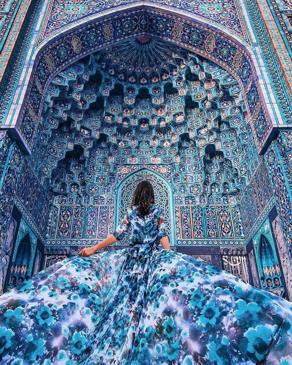 عکسی از عکاس کریستینا ماکییوا از سری آلبوم  «دختران پیراهن پوش» در زمینه مسجد جامع سن پیترزبورگ - اسپوتنیک ایران  