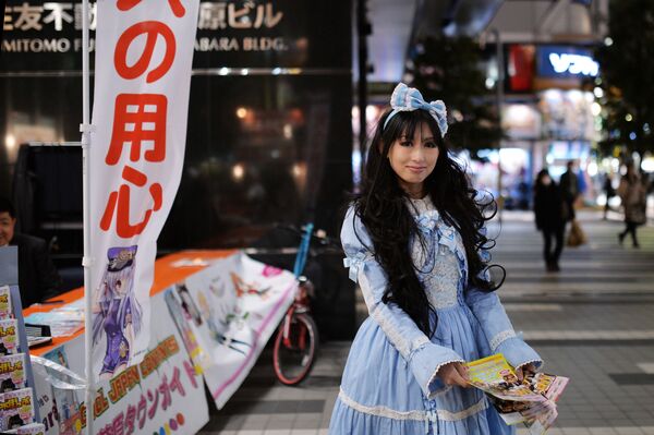 دختر با بروشور تبلیغاتی در توکیو، ژاپن - اسپوتنیک ایران  