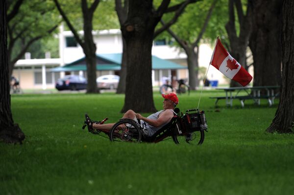 یک مرد با یک سه چرخه در یک پارک در تورنتو، کانادا - اسپوتنیک ایران  