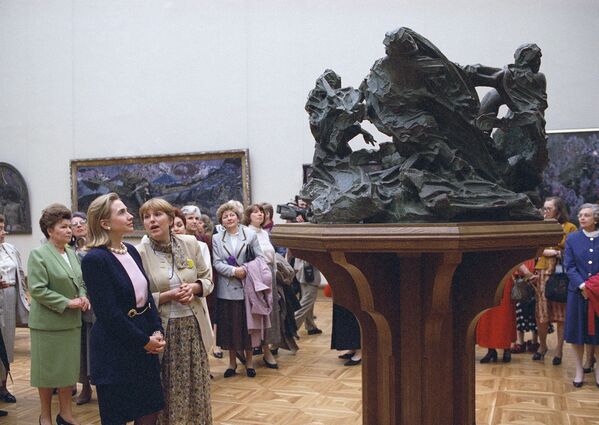 بیل کلینتون در کنارمجسمه موزه معروف در گالری تریتیاکوفسکی - اسپوتنیک ایران  