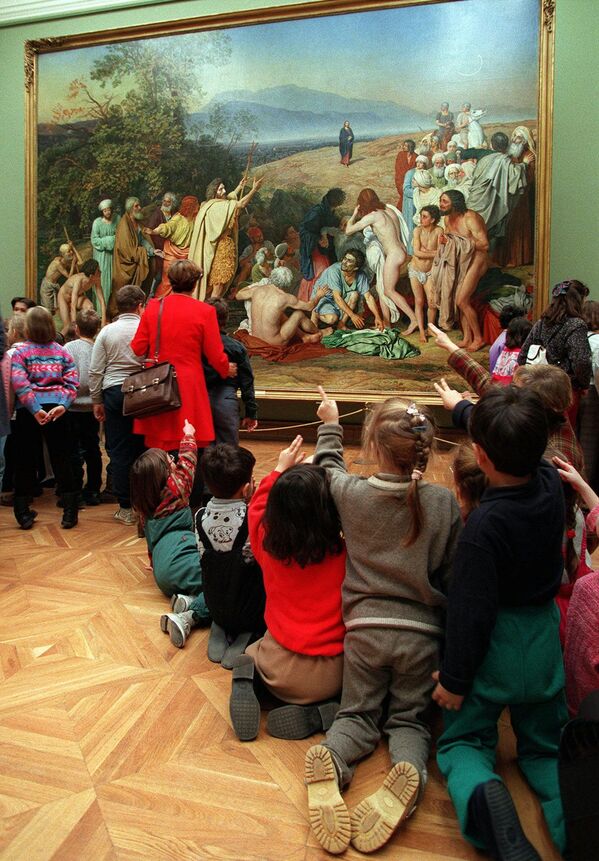Дети перед картиной Явление Христа народу в Третьяковской галерее - اسپوتنیک ایران  