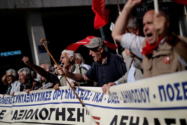 بازنشستگان یونانی در اعتراض به کاهش حقوق در آتن، ۲۰۱۷ - اسپوتنیک ایران  
